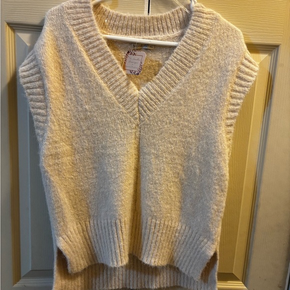 Cream V-Neck Sleeveless Knit Top - Women's Cozy Layering Vest - Picture 2 of 6